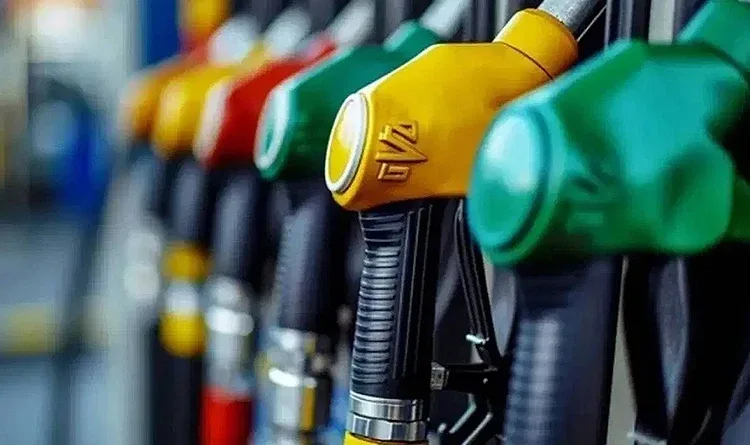 Akaryakıtta çifte değişim: Motorine 6,40 TL zam, benzine indirim bekleniyor